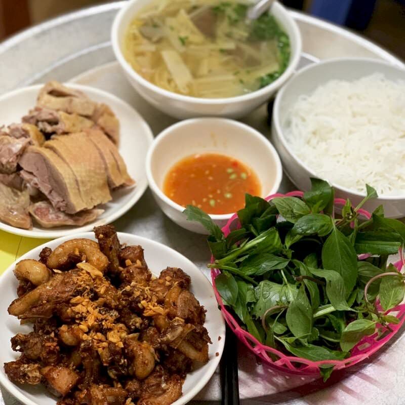 Learn Hoan Kiem’s Old Quarter food heritage with expert insights